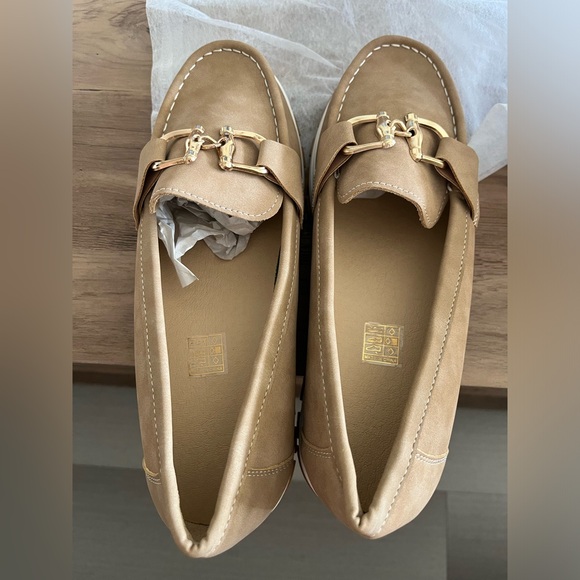 Elegant Tan Loafers with Gold Accents - Picture 2 of 5